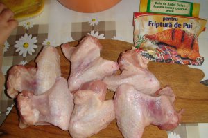 Aripioare rotisate cu sos de smantana si usturoi verde