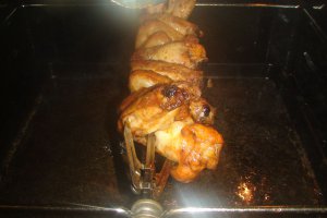 Aripioare rotisate cu sos de smantana si usturoi verde