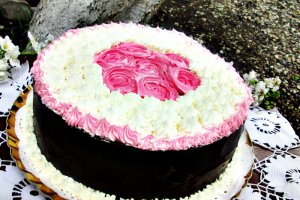 Tort cu crema Stracciatella si capsuni