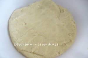 Prajitura cu branza si piersici
