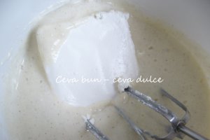 Prajitura cu branza si piersici