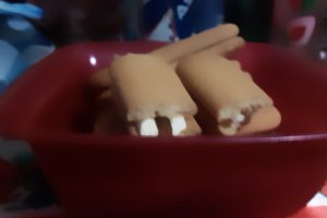 Piscoturi cu frisca si dulceata de caise