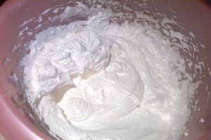 Tort cu iaurt, fructe de padure si ciocolata alba