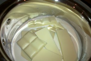 Tort cu iaurt, fructe de padure si ciocolata alba