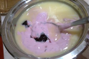 Tort cu iaurt, fructe de padure si ciocolata alba