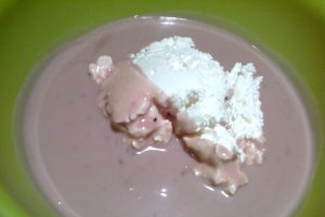 Tort cu iaurt, fructe de padure si ciocolata alba