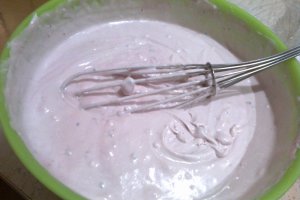Tort cu iaurt, fructe de padure si ciocolata alba