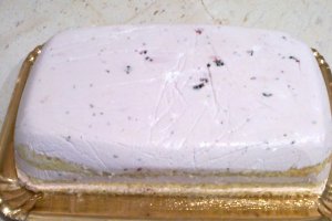 Tort cu iaurt, fructe de padure si ciocolata alba