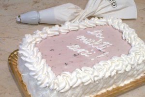 Tort cu iaurt, fructe de padure si ciocolata alba
