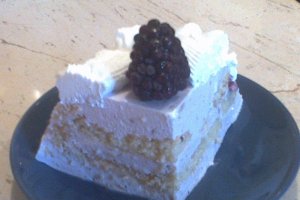 Tort cu iaurt, fructe de padure si ciocolata alba