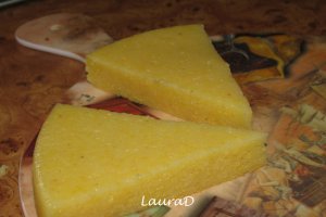 Triunghiuri de mamaliga la gratar cu legume coapte