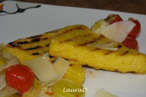 Triunghiuri de mamaliga la gratar cu legume coapte