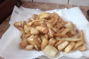 Cartofi prajiti cu carne de pui