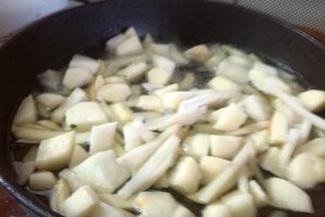 Cartofi prajiti cu carne de pui