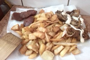 Cartofi prajiti cu carne de pui