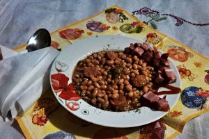 Fasole boabe cu carnat