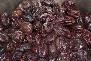 Reteta de mancare traditionala de prune uscate cu sos de zahar ars