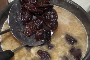 Reteta de mancare traditionala de prune uscate cu sos de zahar ars