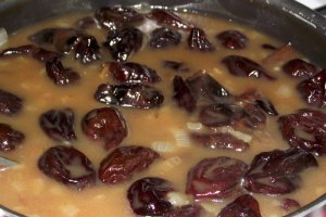 Reteta de mancare traditionala de prune uscate cu sos de zahar ars