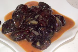 Reteta de mancare traditionala de prune uscate cu sos de zahar ars