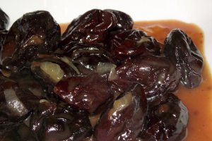 Reteta de mancare traditionala de prune uscate cu sos de zahar ars