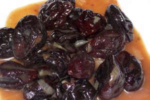 Reteta de mancare traditionala de prune uscate cu sos de zahar ars
