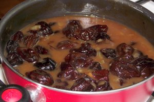 Reteta de mancare traditionala de prune uscate cu sos de zahar ars