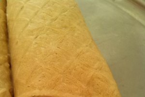 Rulada cu biscuiti si crema de lapte praf in foaie de napolitana