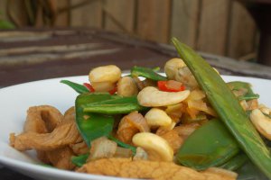 Porc thailandez cu mangetout si caju