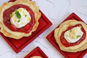 Minitarte cu capsuni, crema de lamaie si frisca (reteta nr. 100)