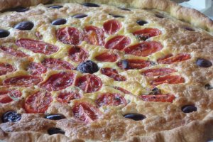 Tarta mediteraneana cu feta si rosii marinate