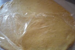 Tarta mediteraneana cu feta si rosii marinate