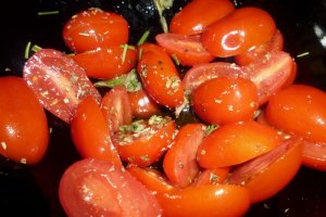 Tarta mediteraneana cu feta si rosii marinate