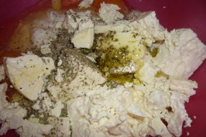 Tarta mediteraneana cu feta si rosii marinate