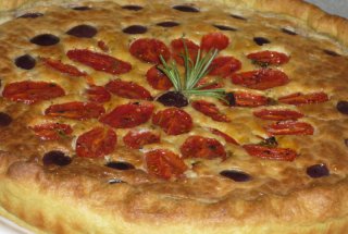 Tarta mediteraneana cu feta si rosii marinate