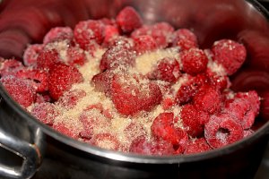 Prajitura cu crema de mascarpone si zmeura