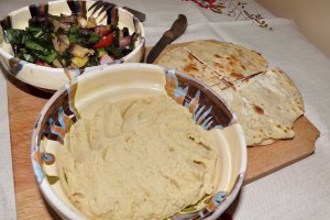 Salata calda cu lipii si humus