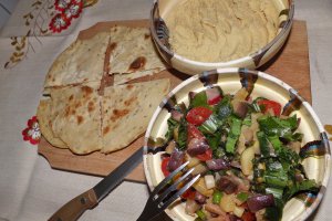 Salata calda cu lipii si humus