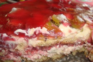 Tort cu capsuni si kiwi