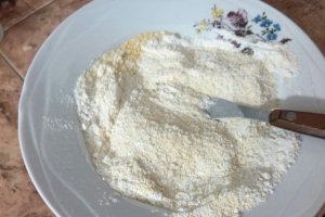 Peste prajit cu mujdei de usturoi si mamaliga
