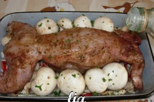 Iepure umplut, servit cu sos