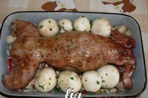 Iepure umplut, servit cu sos