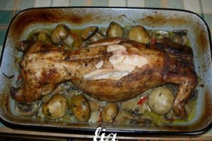 Iepure umplut, servit cu sos
