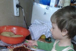 Cozonac cu nuca, rahat si stafide