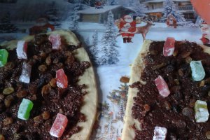 Cozonac cu nuca, rahat si stafide