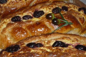 Paine greceasca cu feta si masline