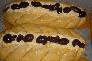 Paine greceasca cu feta si masline