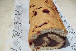 Rulada din albusuri, cu crema de ciocolata si visine