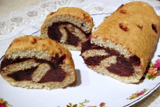Rulada din albusuri, cu crema de ciocolata si visine