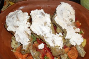 Pulpe de curcan cu legume in vas roman
